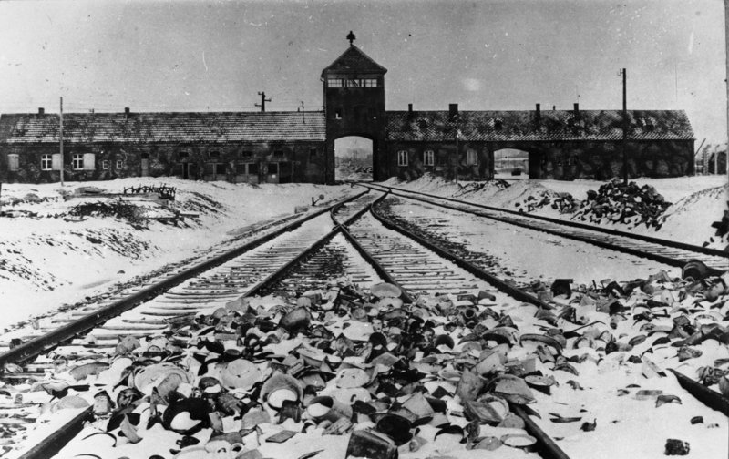 Foto vom Torhaus des KZ Auschwitz-Birkenau